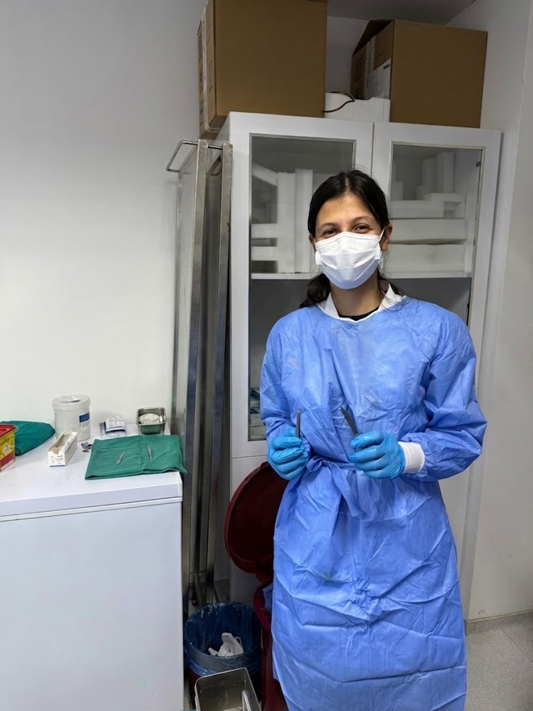 Mavi önlük, maske ve eldivenle klinik ortamında Su Bayrak