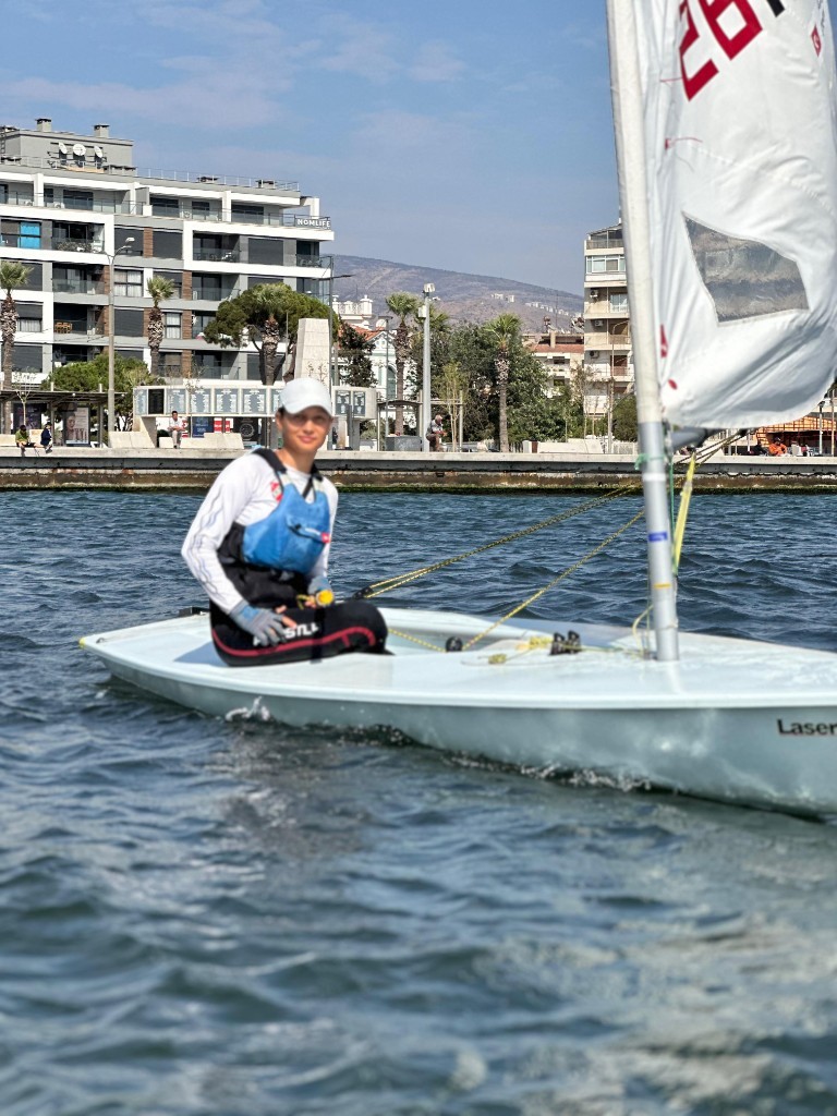 İzmir sahilinde ILCA teknesinde Su Bayrak